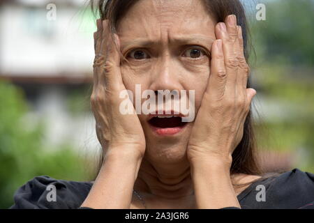 Une vieille femme choquée de la minorité Senior Banque D'Images