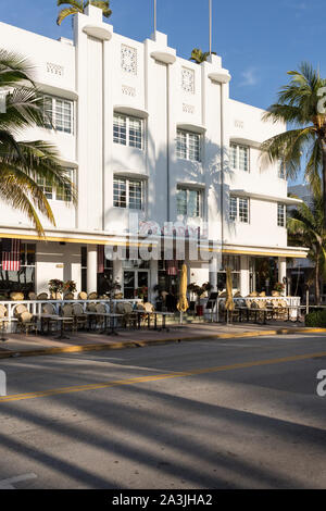 Palmiers casting shadows sur la façade Art déco de la Carlyle condos sur Ocean Drive à South Beach, Miami Beach, Floride Banque D'Images