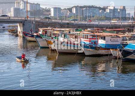 Rio de Janeiro, Brésil - 5 octobre 2019 : des bateaux de pêche à l'Quadrado da Urca, un petit port, Rio de Janeiro, Brésil Banque D'Images