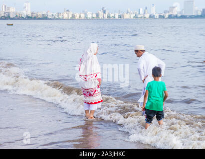 Famille musulmane indienne à la plage de Mumbai, Inde Banque D'Images