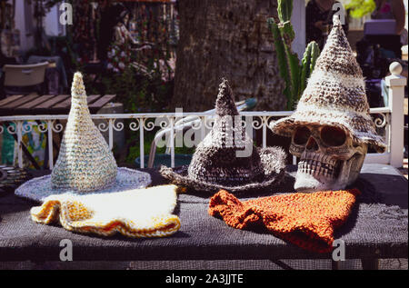 En fait, à la main, chapeau de sorcière plutôt, une affiche sur un crâne au marché des arts sombres à Tucson, AZ, USA, Banque D'Images