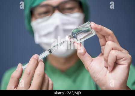 Médecin tenir pour préparer la seringue,injection épidurale analgésie péridurale, bloc, bloc spinal,concept de soins de santé. , Banque D'Images