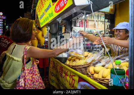 Une femme vietnamienne en achetant mango sticky rice, Bangkok, Thaïlande Banque D'Images