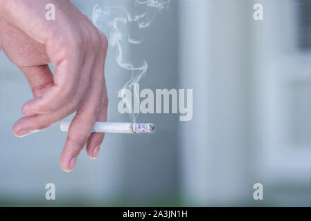 Man smoking a cigarette Banque D'Images
