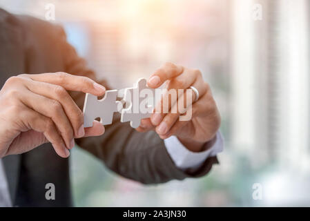 Businessman hand connexion casse-tête. Banque D'Images