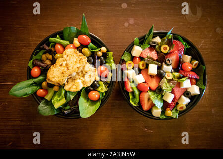 Deux bols de salades avec du fromage et du poulet Banque D'Images