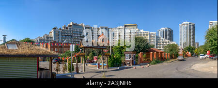 Odessa, Ukraine - 09,23.2019. Vue panoramique sur le plateau de Gagarine et l'Église orthodoxe arménienne à Odessa sur une journée ensoleillée Banque D'Images