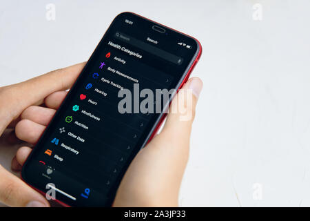 Bichkek, Kirghizistan - 6 juin 2019 : Nouvelle application ios en santé 13. L'homme à l'aide d'une nouvelle application sur iphone X. Banque D'Images