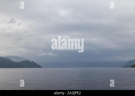 Paysage gris nuageux sur un lac ou de la mer dans les montagnes de l'Altaï au cours de la pluie en automne ou en été. La solitude, la nature, le mauvais temps, l'eau. Banque D'Images