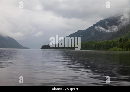 Paysage gris nuageux sur un lac ou de la mer dans les montagnes de l'Altaï au cours de la pluie en automne ou en été. La solitude, la nature, le mauvais temps, l'eau. Banque D'Images