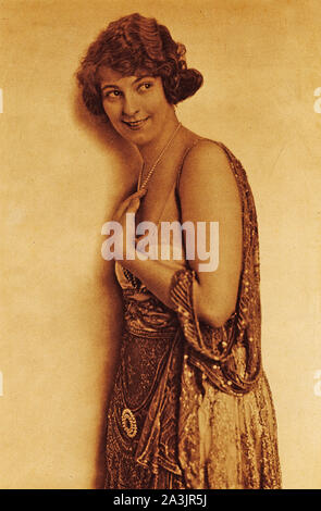 Portrait de l'actrice hollywoodienne, Priscilla Dean, célèbre à l'époque de films muets. À partir de la page centrale Photo Show Art garanti vers 1923. Banque D'Images