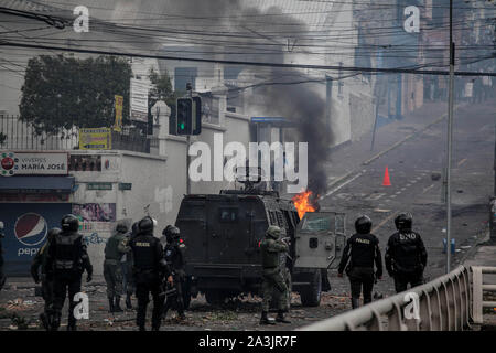Quito, Equateur. 05Th Oct, 2019. Les policiers sont en devoir lors d'une manifestation. Des milliers d'autochtones de l'Équateur ont occupé la capitale Quito. Ils ont répondu à un appel de la Confédération des peuples indigènes (CONAIE) pour protester à Quito contre l'augmentation des prix du carburant et de la production pétrolière sur leurs territoires. Credit : Juan Diego Montenegro/dpa/Alamy Live News Banque D'Images