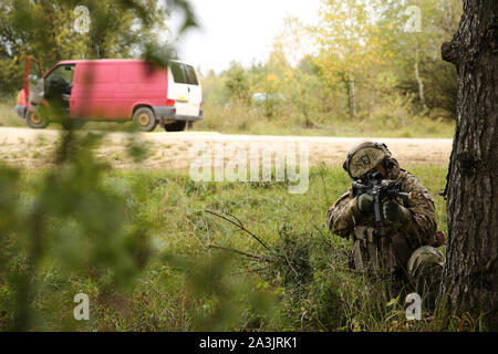 Un soldat géorgien du 12e Bataillon d'infanterie géorgiennes tire de la sécurité après un véhicule né Dispositif explosif attaque sur un point de contrôle d'entrée au cours de l'exercice de répétition de mission géorgienne à la zone d'entraînement Hohenfels en Allemagne, le 7 octobre 2019. L'exercice de répétition de mission géorgienne dirigée par le Corps des Marines des États-Unis comporte près de 900 soldats géorgiens et des Marines. L'exercice va du 1er octobre au 20 octobre au Centre de préparation interarmées multinationale à Hohenfels, Allemagne. L'exercice est destiné à préparer le 12e Bataillon d'infanterie géorgienne pour les opérations offensives et défensives, Banque D'Images