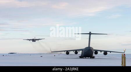 Un C-130 piloté par des aviateurs de la New York Air National Guard's 109th Airlift Wing prend son envol à partir de la Station des Forces canadiennes Alert sur Ellsmere Island, Nunavut, après une baisse de l'approvisionnement le 30 septembre 2019. L'équipage de la garde de l'air a aidé les membres de la Royal Canadian Air Force 8 de l'aile dans le transport des marchandises à partir de la Base aérienne de Thulé, au Groenland, à la Station des Forces canadiennes Alert, Nunavut. Photo par : Le Matelot Paul Green, l'imagerie 8e Escadre © 2019 DND-MDN Canada Banque D'Images