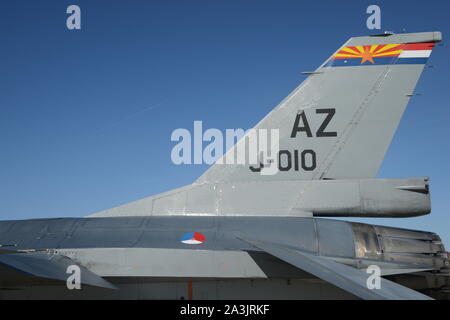 Un flash de la queue sur un F-16 de la Force aérienne néerlandaise montre à la fois le drapeau de l'État américain de l'Arizona et le pavillon des Pays-Bas. Les F-16 néerlandais est jointe à la 162e Escadre de chasse de la Garde nationale aérienne de l'Arizona dans le cadre du programme de formation de chasse à Tucson. Le F-16 est à l'aile en vol185Th à Sioux City, en Iowa, le 8 octobre 2019, où, au cours des prochaines semaines, l'appareil va recevoir une nouvelle couche de peinture à l'Air National Guard établissement de peinture dans le cadre des protocoles de contrôle de la corrosion. Photo de la Garde nationale américaine par des Mas Banque D'Images