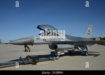 Une barre de remorquage est attaché à un F-16 de la Royal Netherlands Air Force afin de le tirer vers la peinture de la Garde nationale aérienne à l'aile en vol185Th à Sioux City, en Iowa, le 8 octobre 2019. Au cours des prochaines semaines, l'appareil va recevoir une nouvelle couche de peinture à l'Air National Guard établissement de peinture à Sioux City dans le cadre des protocoles de contrôle de la corrosion. Les F-16 néerlandais est jointe à la 162e Escadre de chasse de la Garde nationale aérienne de l'Arizona dans le cadre du programme de formation de chasse à Tucson. Photo de la Garde nationale américaine par le conseiller-maître Sgt. Vincent De Groot Banque D'Images