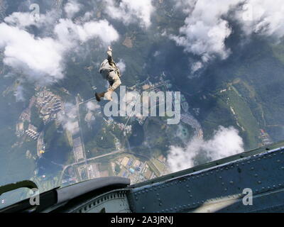 Corée du commandement des opérations spéciales et des opérations spéciales de la République populaire démocratique de Corée Commande service les membres participent à l'armée combinée de chute libre d'un UH-60 Black Hawk sur Gyeryong, Corée du Sud, le 4 octobre 2019. Le service des forces d'opérations spéciales ont été de sauter dans le cadre de la 17e édition du Festival des forces terrestres, l'un des plus grands festivals du monde militaire. (U.S. Photo de l'Armée de l'air par le Capitaine David J. Murphy) Banque D'Images