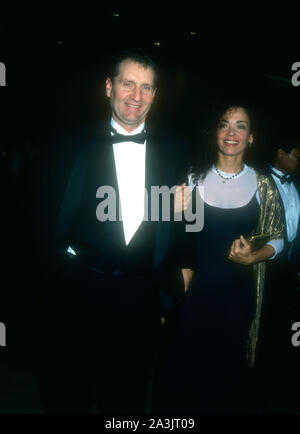 Los Angeles, Californie, USA 28 janvier 1995 l'Acteur Ed O'Neill et épouse la comédienne Catherine Rusoff assister à marié avec enfants 200e épisode Event le 28 janvier 1995 à Los Angeles, Californie, USA. Photo de Barry King/Alamy Stock Photo Banque D'Images