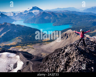 Woman on top of Black Tusk avec Garibaldi Lake dans l'arrière-plan Banque D'Images