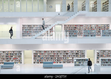 Beijing, Chine. 8 octobre, 2019. Photo montre la vue de l'intérieur de la bibliothèque municipale de Stuttgart Stuttgart, Allemagne le 8 octobre 2019. Ouverture en 2011, la Bibliothèque municipale de Stuttgart est devenue le nouveau centre culturel de la ville ainsi qu'une attraction touristique en raison de son design unique. Credit : Zhang Cheng/Xinhua/Alamy Live News Banque D'Images