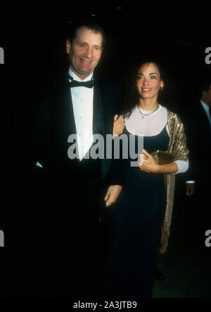 Los Angeles, Californie, USA 28 janvier 1995 l'Acteur Ed O'Neill et épouse la comédienne Catherine Rusoff assister à marié avec enfants 200e épisode Event le 28 janvier 1995 à Los Angeles, Californie, USA. Photo de Barry King/Alamy Stock Photo Banque D'Images