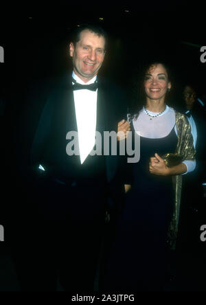 Los Angeles, Californie, USA 28 janvier 1995 l'Acteur Ed O'Neill et épouse la comédienne Catherine Rusoff assister à marié avec enfants 200e épisode Event le 28 janvier 1995 à Los Angeles, Californie, USA. Photo de Barry King/Alamy Stock Photo Banque D'Images