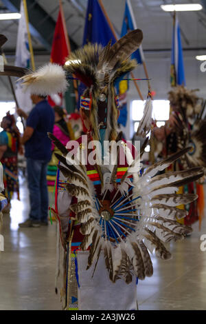 Native American dancer habillé en full regalia lors d'un Pow-wow où les traditions, culture, danse, percussion, et de chant sont sur l'affichage, Montana, USA. Banque D'Images