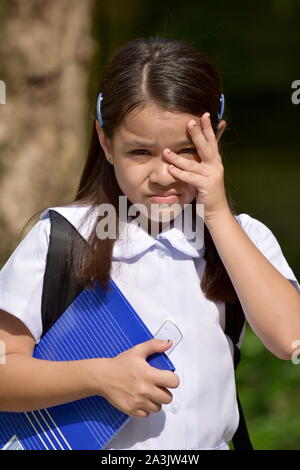 Enfant timide étudiante fille en uniforme avec les ordinateurs portables Banque D'Images