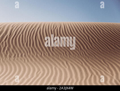 Rides de sable sur une colline dans les dunes de sable neat Yuma, AZ Banque D'Images