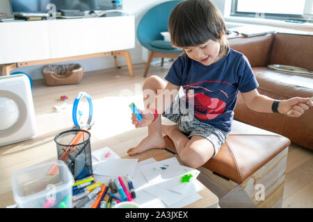 Boy making art dinosaure avec Banque D'Images