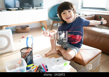 Boy making art dinosaure avec Banque D'Images