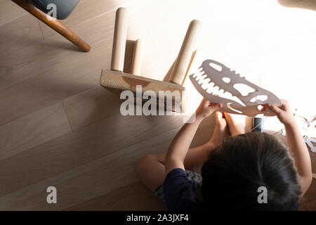 Boy making art dinosaure avec Banque D'Images