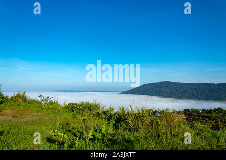 Brouillard et soleil matin après mountain. Banque D'Images