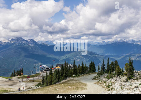 WHISTLER, CANADA - LE 25 AOÛT 2019 : télécabine Peak 2 Peak sur bâtiment haut de Whistler Blackcomb Mountain. Banque D'Images