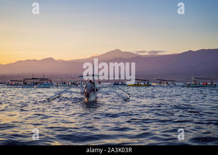 Soleil du matin à Bali, Indonésie. Les bateaux de pêche traditionnels de Bali, Indonésie Bali, Indonésie, le 17 août 2019 Banque D'Images