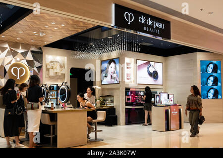 Shenzhen, Guangdong, Chine. 5ème Oct, 2019. Les clients visitent un magasin de Clé de Peau Beauté, le premier soin de la marque de luxe et un miroir de maquillage Shiseido, vu à Shenzhen. Crédit : Alex Tai SOPA/Images/ZUMA/Alamy Fil Live News Banque D'Images
