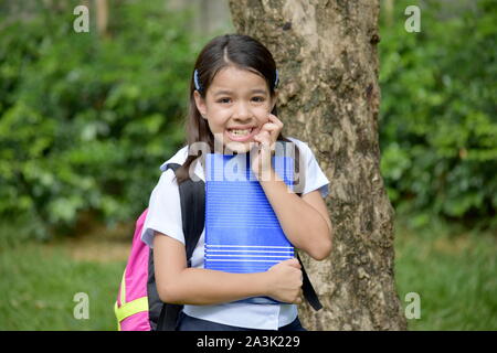 Cute Child Girl Student sous contrainte de porter l'uniforme scolaire Banque D'Images