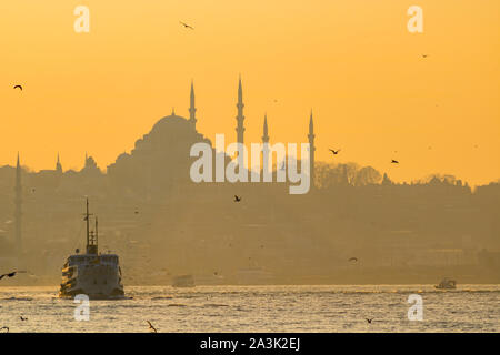 Mosquée Suleymaniye et ferry en ligne d'Istanbul au coucher du soleil Banque D'Images