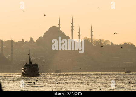 Mosquée Suleymaniye et ferry en ligne d'Istanbul au coucher du soleil Banque D'Images