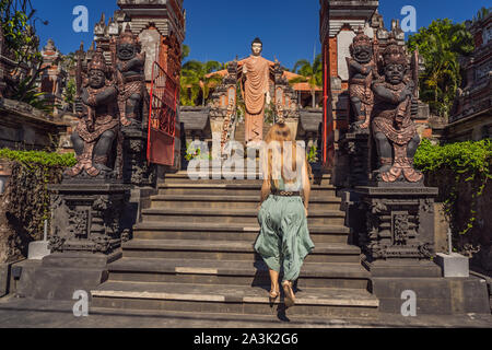 Jeune femme en tourisme temple bouddhiste Brahma Vihara Arama Banjar Bali, Indonésie Banque D'Images