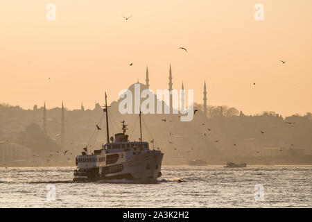 Mosquée Suleymaniye et ferry en ligne d'Istanbul au coucher du soleil Banque D'Images