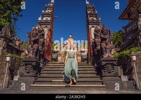 Jeune femme en tourisme temple bouddhiste Brahma Vihara Arama Banjar Bali, Indonésie Banque D'Images