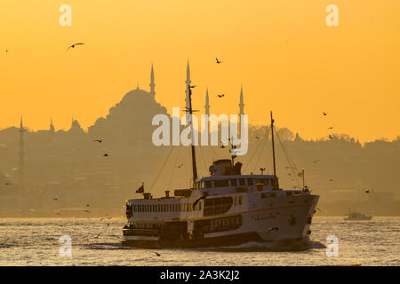 Mosquée Suleymaniye et ferry en ligne d'Istanbul au coucher du soleil Banque D'Images