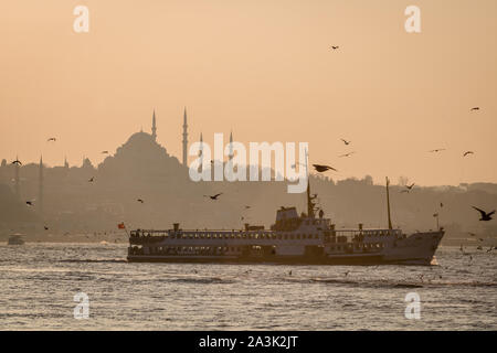 Mosquée Suleymaniye et ferry en ligne d'Istanbul au coucher du soleil Banque D'Images