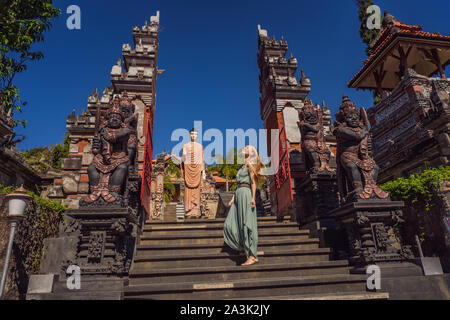 Jeune femme en tourisme temple bouddhiste Brahma Vihara Arama Banjar Bali, Indonésie Banque D'Images