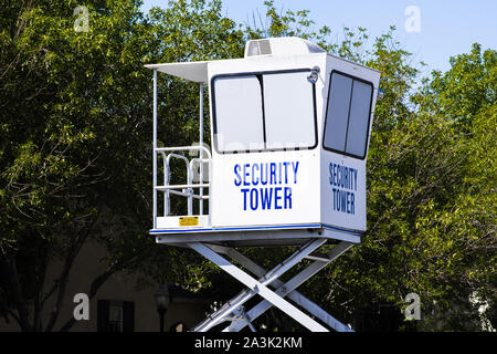 Tour de sécurité mobile utilisée pour superviser le stationnement d'un centre commercial dans la baie de San Francisco, San Jose, Californie Banque D'Images