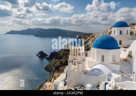 Santorini blue dome églises, Grèce Banque D'Images