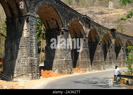 L'institut kannara,Kerala, Inde.C'est un vieux pont de chemin de fer construit par British dans le kollam shenkottai itinéraire. Banque D'Images