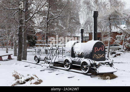 Locomotive à vapeur, RZD exposition monument de fer russes du moteur dans la neige à Omsk, Russie, 30.04.2019 Banque D'Images