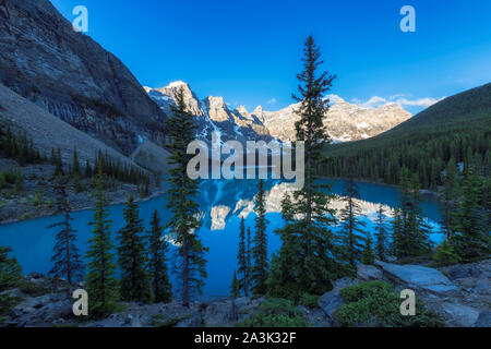 Lever du soleil sur le lac Moraine, dans le parc national Banff, Canada. Banque D'Images